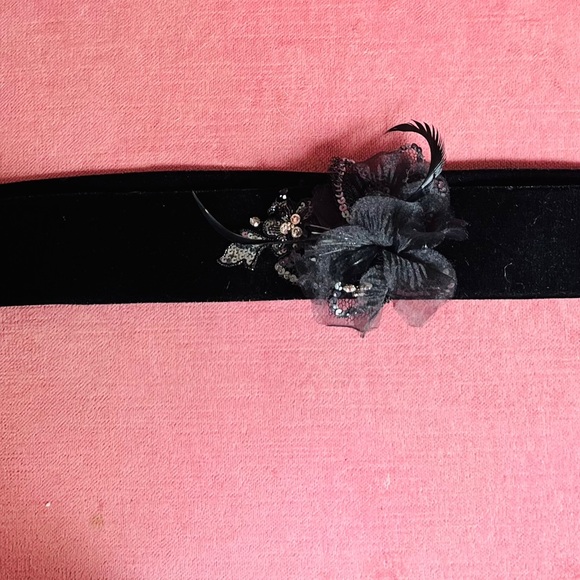 BelAire Bridal Black velvet belt/sash with silk floral appliqué size large - Picture 8 of 12